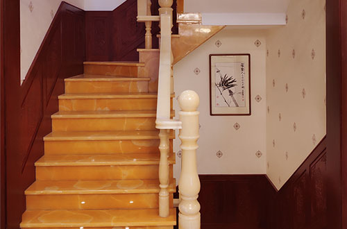湖南中式别墅室内汉白玉石楼梯的定制安装装饰效果